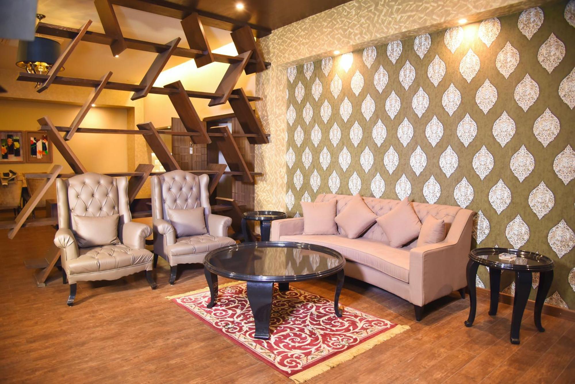 Circle Club Faisalabad Hotell Rum bild